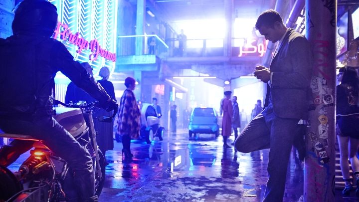 Kolorystyka filmu nawiązuje do takich klasyków jak Blade Runner. - Cyberpunkowy Mute z datą premiery, trailerem i plakatem - wiadomość - 2018-01-31