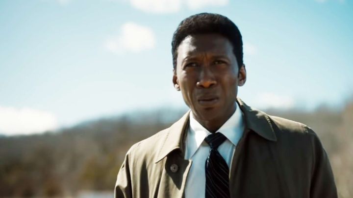 W trzecim sezonie główną rolę zagrał Mahershala Ali. - Zwiastun nowego odcinka True Detective zapowiada powiązania z pierwszym sezonem - wiadomość - 2019-01-29