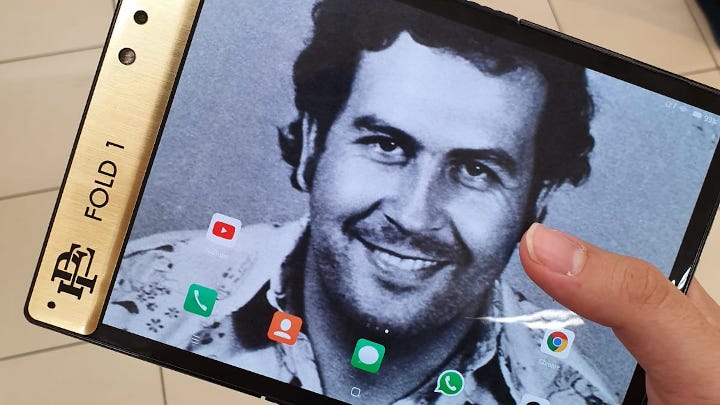 Producent urządzenia nie ukrywa, że smartfon jest hołdem dla zmarłego barona narkotykowego. - Niezniszczalny składany smartfon od brata Pablo Escobara - wiadomość - 2019-12-03
