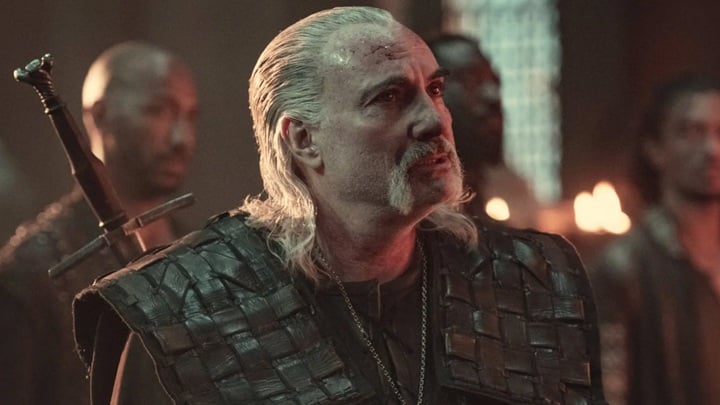 Kim Bodnia jako Vesemir | Wiedźmin, Lauren Schmidt-Hissrich, Netflix, 2019 - Po odejściu Henry'ego Cavilla serial Wiedźmin stracił kolejną gwiazdę - pierwsze spojrzenie na drastyczną zmianę w obsadzie w 4. sezonie - wiadomość - 2025-09-17