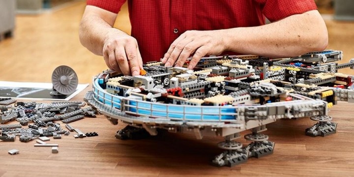 Źródło: LEGO; materiały promocyjne - Jeden z najlepszych zestawów LEGO Star Wars blisko 1000 zł tańszy niż w sklepie producenta. Replika Sokoła Millennium to ponad 7,5 tysiąca elementów, które po złożeniu tworzą blisko metrowego kolosa - wiadomość - 2024-09-23