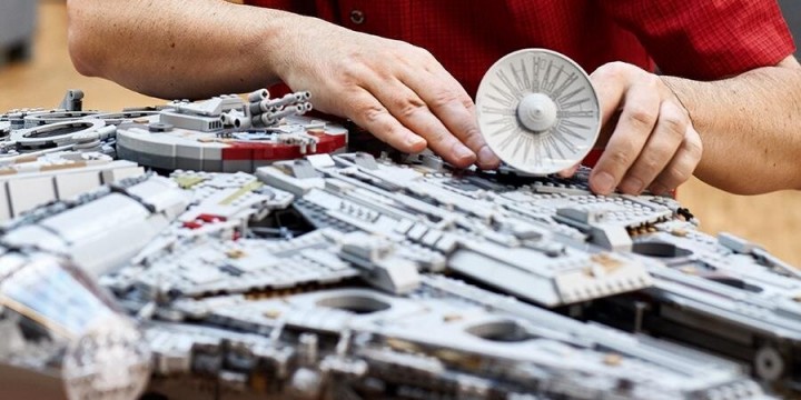 Źródło: LEGO; materiały promocyjne - Jeden z najlepszych zestawów LEGO Star Wars blisko 1000 zł tańszy niż w sklepie producenta. Replika Sokoła Millennium to ponad 7,5 tysiąca elementów, które po złożeniu tworzą blisko metrowego kolosa - wiadomość - 2024-09-23
