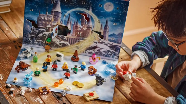 Źródło: LEGO; materiały promocyjne - LEGO i Amazon pozwolą spędzić święta w Hogwarcie. Ten kalendarz adwentowy Harry Potter to prawdziwy hit w niskiej cenie - wiadomość - 2025-11-13