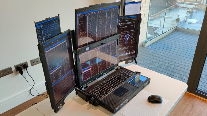 Laptop z 7 ekranami wygląda jak z Matrixa - ilustracja #2