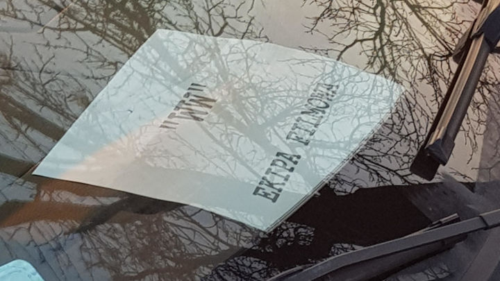 Kartka za szybą jednego z samochodów na parkingu Zamku Ogrodzieniec o treści „WW EKIPA FILMOWA”. - Wiedźmin od Netfliksa – trwają zdjęcia do serialu w Polsce - wiadomość - 2019-04-10