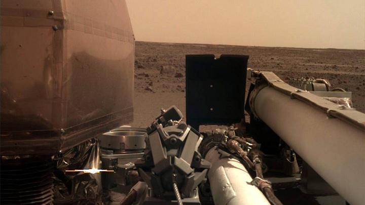Jedno z pierwszych zdjęć wykonanych przez lądownik InSight po przyziemieniu w pobliżu marsjańskiego równika. - Sonda InSight ląduje na Marsie – a wraz z nią polski „Kret” - wiadomość - 2018-11-28