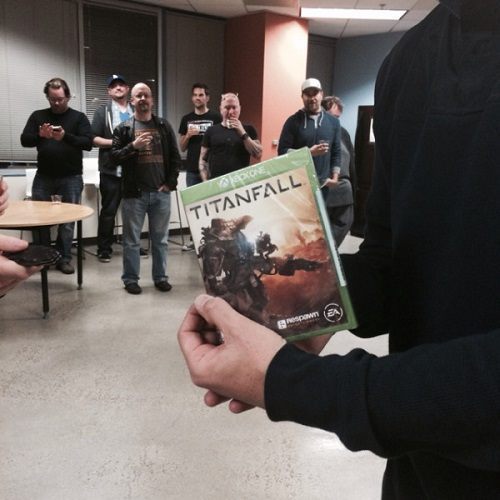 Deweloperzy Titanfall piją rumianek z okazji zakończenia prac nad grą.