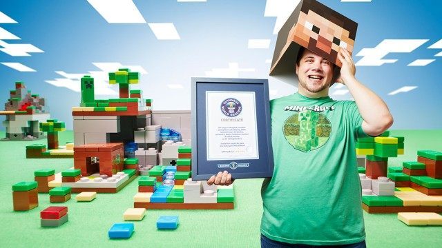 Martin Fornleitner – Austriak, który spędził całą dobę, grając w Minecrafta na smartfonie, i zapisał się w ten sposób w Księdze Rekordów Guinnessa. - Minecraft zdobywcą 12 rekordów Guinnessa - wiadomość - 2015-01-15