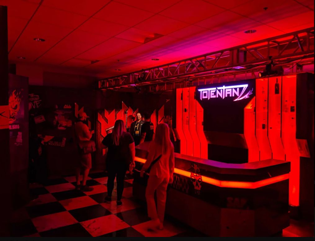 Stoisko CD Projekt RED na E3 2019 jest stylizowane na futurystyczny bar - ilustracja #4