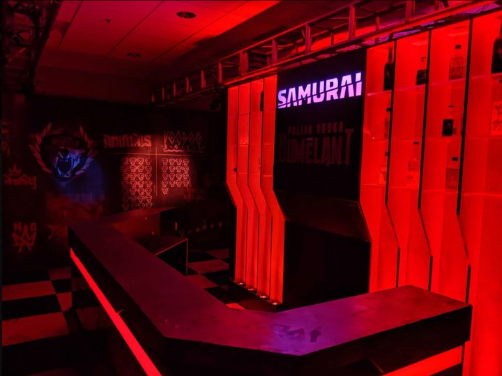 Stoisko CD Projekt RED na E3 2019 jest stylizowane na futurystyczny bar - ilustracja #5