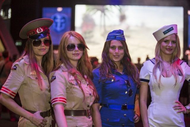 Waleczna ekipa hostess z Gamescom 2014 / Źródło: Gameswelt.de. - Gamescom 2014 - obejrzyj zdjęcia hostess i cosplayerek - wiadomość - 2014-08-14