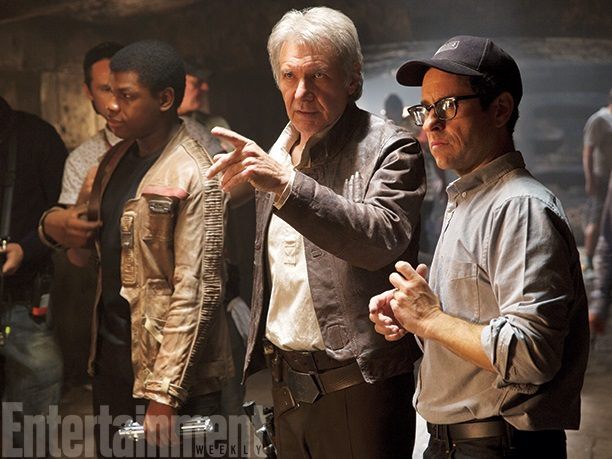 Od lewej: John Boyega (Finn), Harrison Ford (Han Solo) i reżyser J.J. Abrams / Źródło: Entertainment Weekly.