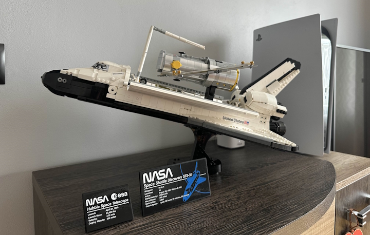 Tak prezentuje się mój zestaw; źródło: własne. - Nie żałuję ani jednej złotówki wydanej na ten zestaw. LEGO Wahadłowiec Discovery NASA to ponad 2300 elementów, podczas składania których poczułem się jak mały chłopiec marzący o podróży w kosmos - wiadomość - 2024-09-24