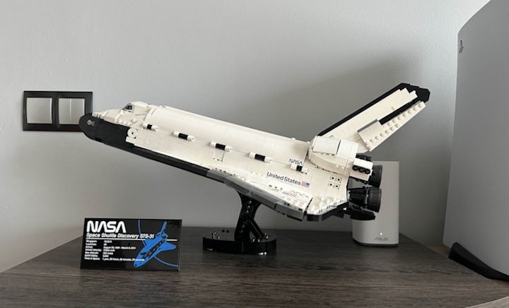 LEGO Wahadłowiec NASA dumnie zdobi moją półkę; źródło: własne. - Nie żałuję ani jednej złotówki wydanej na ten zestaw. LEGO Wahadłowiec Discovery NASA to ponad 2300 elementów, podczas składania których poczułem się jak mały chłopiec marzący o podróży w kosmos - wiadomość - 2024-09-24