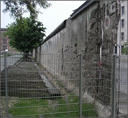 Berliński mur w World in Conflict z certyfikatem autentyczności - ilustracja #1