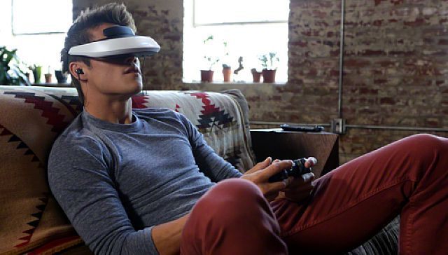 Sony HMZ-T2 w akcji - Coraz więcej pogłosek na temat okularów VR dla PlayStation 4 - wiadomość - 2013-09-05