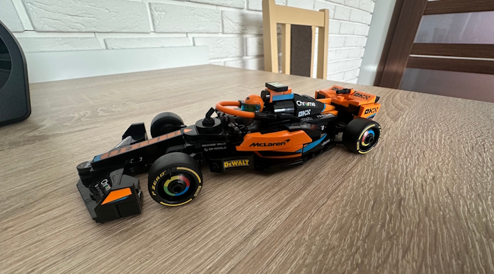 Klockowy McLaren cieszy oczy naszego redakcyjnego kolegi, który jest wielkim fanem F1. Źródło: własne. - Zjawiskowa promocja na LEGO McLaren F1 2023. Nasz redakcyjny kolega nie może oderwać oczu od tego zestawu - wiadomość - 2024-12-19