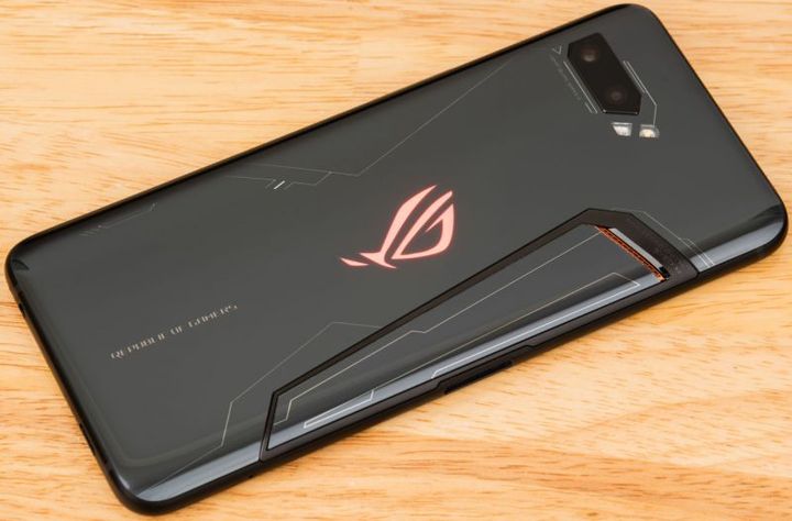 Ptężny i drogi, debiut smartfona dla graczy Asus ROG Phone 2 - ilustracja #3