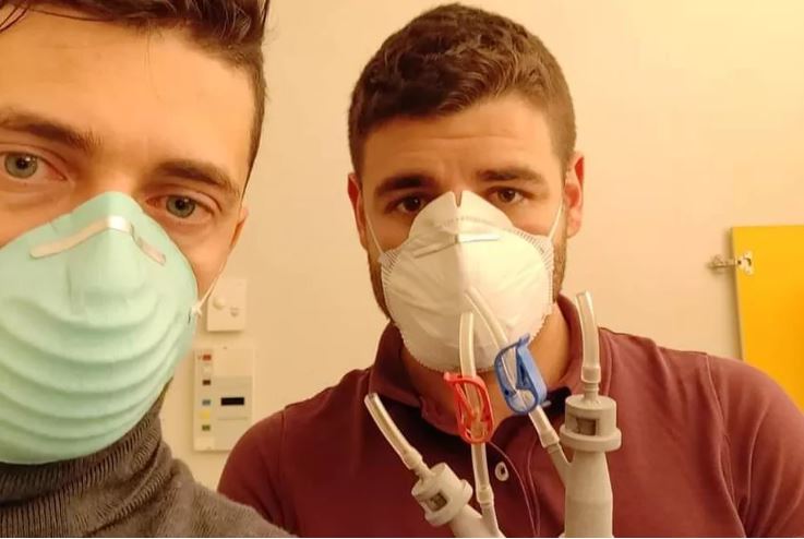 Na zdjęciu widoczni są Cristian Fracassi i Alessandro Ramaioli, którzy zaoferowali swoją pomoc przy drukowaniu zaworków. - Dzięki drukarkom 3D włoski szpital może ratować pacjentów [aktualizacja] - wiadomość - 2020-03-18
