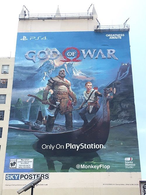 Ogromna reklama God of War w Los Angeles / Źródło: MonkeyFlop w serwisie YouTube.