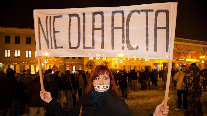 Sześć lat temu masowo protestowano przeciwko ograniczeniu wolności w sieci. (źródło: polityka) - Nadciąga ACTA 2 - trwa walka o przyszłość Internetu - wiadomość - 2018-06-21