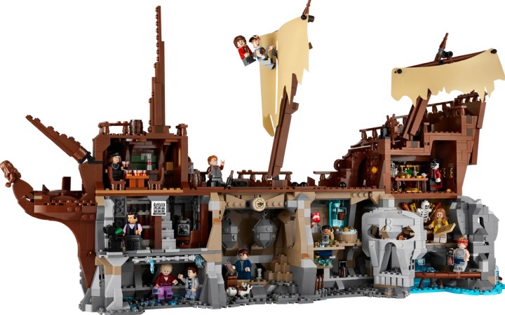Statek jest całkiem spory i pozwala na odegranie wielu scen z filmu. Źródło: LEGO - Kolejna ikona kina lat 80. doczekała się zestawu LEGO. Z klocków zbudujecie teraz imponujący okręt z Goonies - wiadomość - 2025-10-27