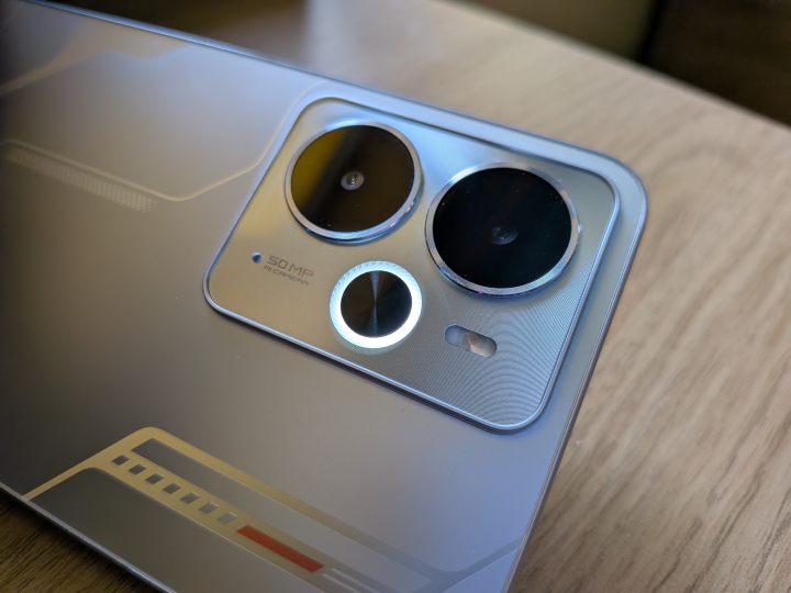 Świecąca "aureola" wygląda świetnie. Właściwie zawsze ładowałem telefon pleckami do góry, żeby ją widzieć. Źródło: fotografia własna. - Pojemna bateria 6000 mAh nie wynagradza przeciętnej wydajności oraz aparatu. Recenzja realme 14 5G - wiadomość - 2025-05-22