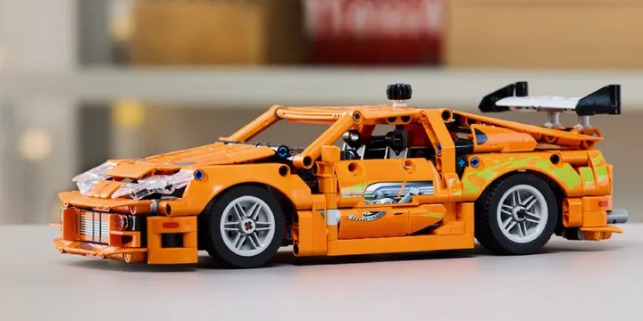 Źródło: LEGO; materiały promocyjne - Marzysz o prezencie na Dzień Dziecka? Ta klockowa Toyota Supra z Szybkich i wściekłych obudzi w Tobie wewnętrzne dziecko - wiadomość - 2025-05-15