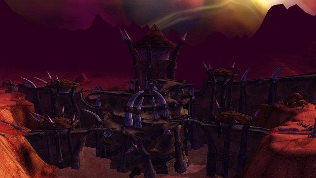 Tak Hellfire Citadel wyglądała do tej pory, oglądana w Outlands. Zdaje się, że cytadela w pierwotnej formie miała wokół więcej zieleni. I demonów. - World of Warcraft – budowanie statków i inne nowości w patchu 6.2 - wiadomość - 2015-04-15