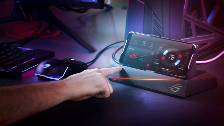 Asus ROG Phone to bez wątpienia bardzo efektowny smartfon pod względem designu. - Asus zaprezentował efektowny gamingowy smartfon ROG Phone - wiadomość - 2018-06-07