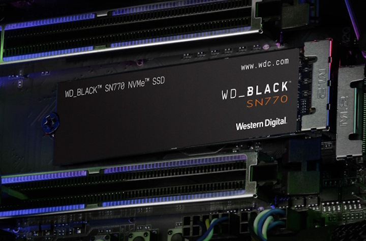 Źródło: Western Digital, grafika promocyjna. - Piekielnie szybki dysk SSD w historycznie niskiej cenie. WD Black SN770 o pojemności 1 TB to idealny wybór dla posiadaczy PC i PlayStation 5 - wiadomość - 2024-07-05