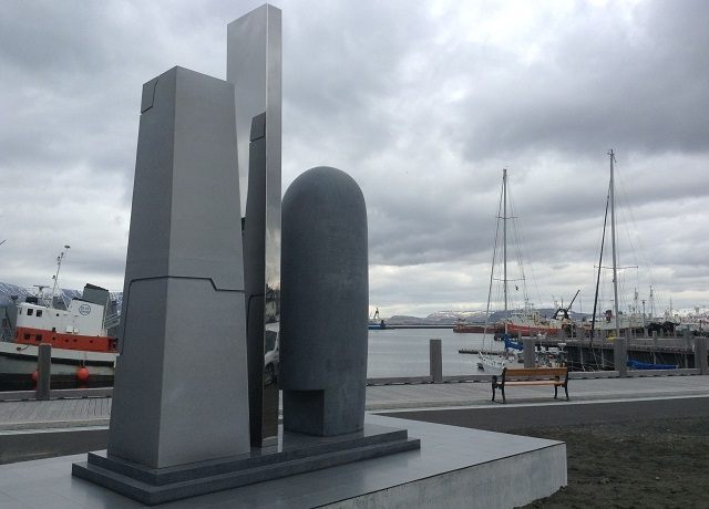 Pomnik EVE Online w całej okazałości (źródło: Reddit) - Pomnik EVE Online stanął w stolicy Islandii - znajdź swoje imię - wiadomość - 2014-05-01