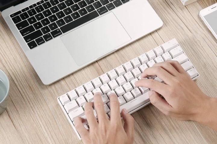 Źródło: Amazon - Taka klawiatura to prawdziwe centrum dowodzenia. Jest mała, funkcjonalna i potrafi zapanować nad 3 urządzeniami naraz - wiadomość - 2025-12-19