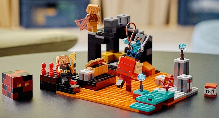 LEGO Minecraft w kuszącej cenie. Postaw Bastion w Netherze! - ilustracja #1