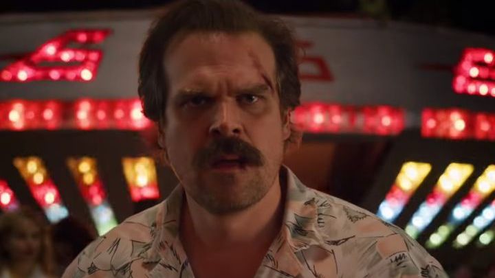 Detektyw Hopper wkracza do akcji. - Hopper ze Stranger Things 3 w stylu Magnum P.I. - wiadomość - 2019-07-11