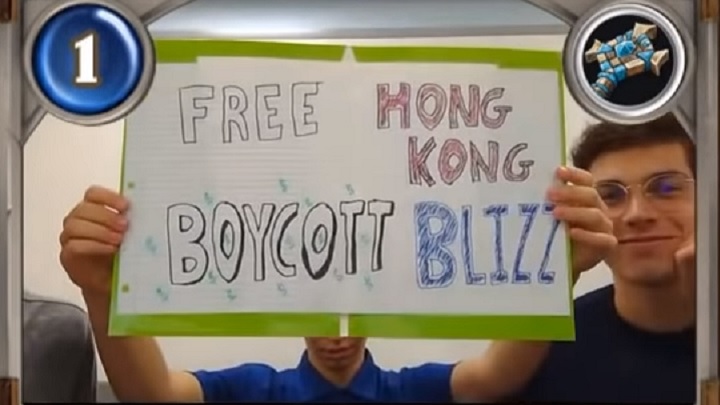 Drużyna AU Hearthstone w prawie całej okazałości: Casey Chambers, Corwin Dark oraz TJammer (ten pan funkcjonuje pod pseudonimem, gdyby ktoś pytał). I słynny baner. / Źródło: Blizzard - Protesty w Hongkongu: Blizzard banuje kolejnych zawodników Hearthstone'a - wiadomość - 2019-10-17