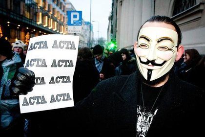 Donald Tusk podjął decyzję o zawieszeniu procesu ratyfikacji ACTA - ilustracja #1