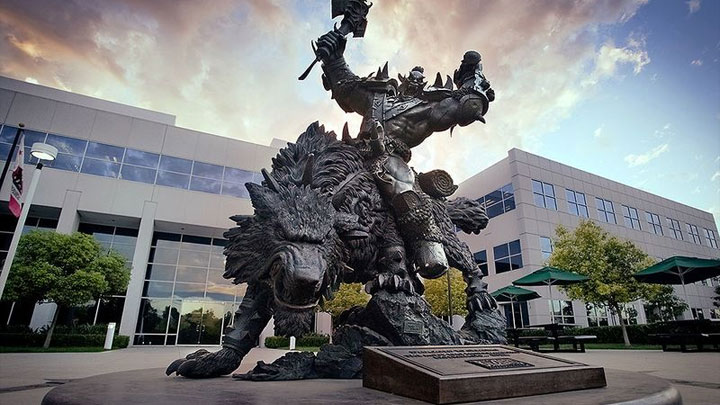 Słynny posąg orka, zlokalizowany w centrum kampusu studia, w grze Pokemon GO pełni rolę gyma. - Blizzard pracuje nad grą Warcraft w stylu Pokemon GO? - wiadomość - 2018-11-22