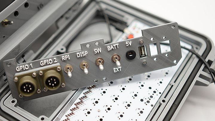 Oddzielne przełączniki mają za zadanie zaoszczędzenie energii w sytuacjach kryzysowych. - Minikomputer na koniec świata, oto Raspberry Pi Recovery Kit - wiadomość - 2019-11-28