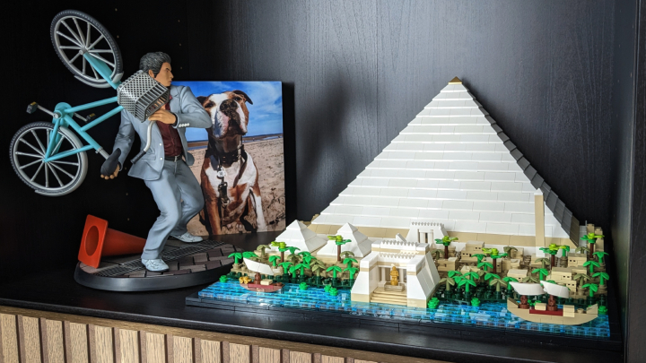 Piramidka zajmuje sporo miejsca na półce, Kiryu-san ledwo się tam wcisnął. - Składając zestaw LEGO Piramida Cheopsa, miałam atak paniki, ale i tak uważam, że było warto - wiadomość - 2024-04-21