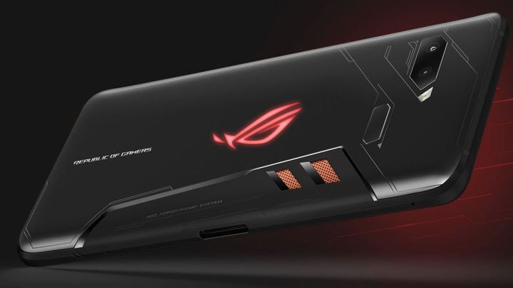 Trzeba przyznać, że Asus ROG Phone prezentuje się bardzo efektownie. - Asus zaprezentował ROG Phone – pierwszy smartfon z dedykowanym coolerem - wiadomość - 2018-10-11