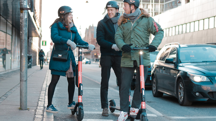 Hulajnogi elektryczne podbijają miasta na całym świecie. / Źródło: VOI Scooters - 4600 zł mandatu za jazdę hulajnogą elektryczną - wiadomość - 2019-10-31