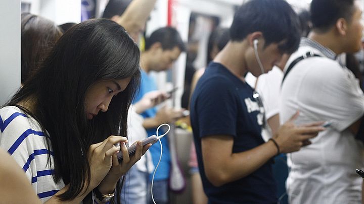 „Głowy w telefonach” - taki obrazek to codzienność nie tylko w Chinach. - Chiny wprowadzają godzinę policyjną dla niepełnoletnich graczy - wiadomość - 2019-11-07
