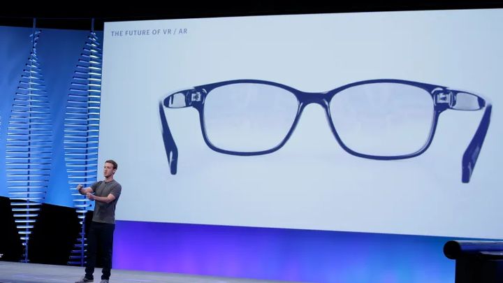 Wizja okularów AR chodzi po głowie Zuckerbergowi już od dawna / źródło: AP. - Facebook chce zastąpić smartfony okularami AR i wcisnąć nam przystawkę do telewizora - wiadomość - 2019-09-19