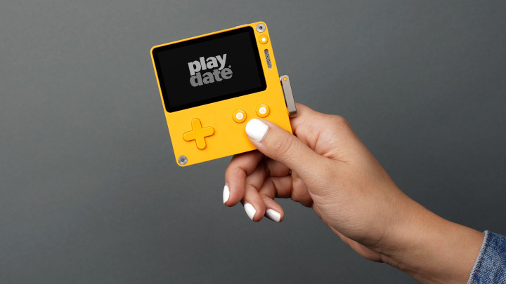 Playdate to mała konsola – bez problemu zmieści się w kieszeni. - Zapowiedziano Playdate – konsolę przenośną wyposażoną w korbkę - wiadomość - 2019-05-23