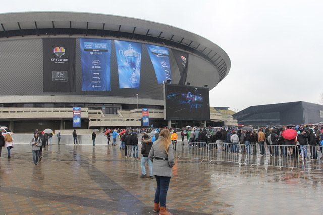 Pomimo fatalnej pogody kolejki na IEM porażały. Widząc takie obrazki trudno dyskutować o popularności e-sportu. - IEM 2015 w Katowicach zakończony - poznaliśmy ostateczne rozstrzygnięcia - wiadomość - 2015-03-16