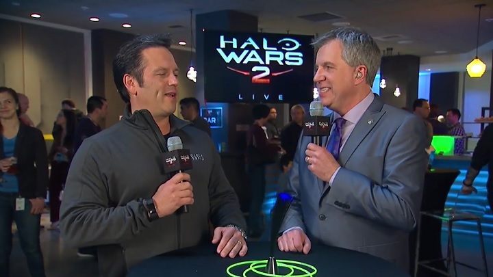 Phil Spencer (pan z lewej) i Larry Hryb podczas rozmowy o przyszłości gier Microsoftu. - Microsoft zapowiada gry na wyłączność dla PC-tów - wiadomość - 2017-02-20
