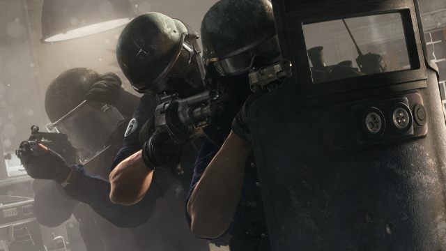 Darmowy weekend w najnowszym Rainbow Six pozwala na wspólną rozgrywkę z 4 znajomymi – pod warunkiem, że posiadamy pełną wersję gry. - Tom Clancy's Rainbow Six: Siege z darmowym weekendem na PC - wiadomość - 2015-12-18
