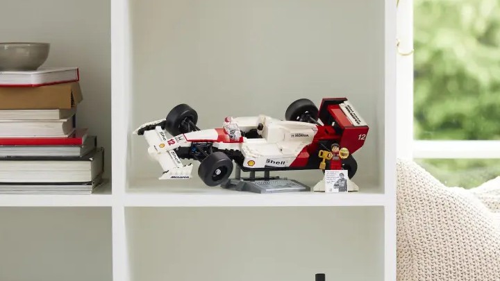 Źródło: LEGO; materiały promocyjne - Dla takich modeli kupuje się LEGO. Ayrton Senna ze swoim wiernym bolidem, z którym wygrał sezon 1988 Formuły 1 - wiadomość - 2024-12-23