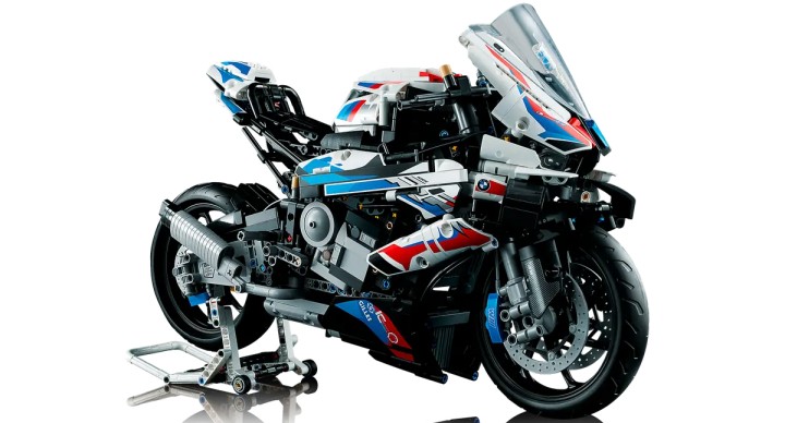 Źródło: LEGO; materiały promocyjne - Na widok tego zestawu aż usiądziesz z wrażenia. Ponad 45-centymetrowy model BMW M 1000 RR to klejnot w koronie LEGO Technic - wiadomość - 2024-07-08